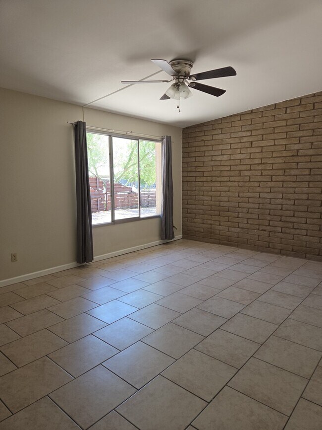 1110 E Broadmor Dr Tempe, AZ 85282 photo 2