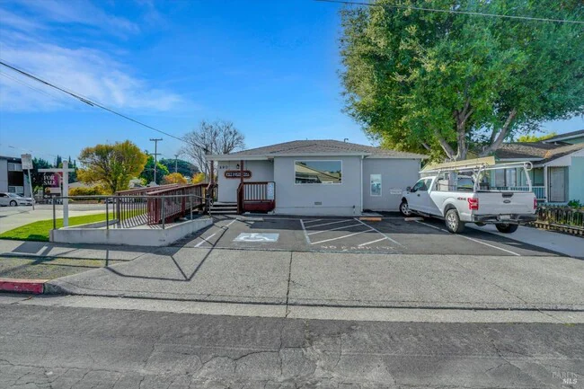 490 E L St photo 2