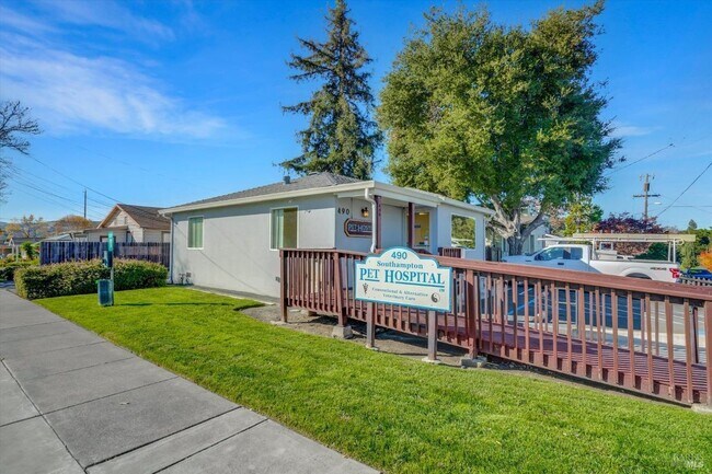 490 E L St photo 4
