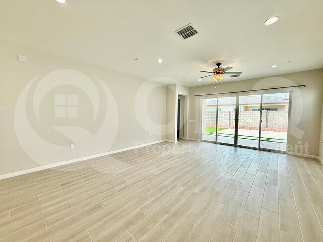 10438 W Salter Dr Peoria, AZ 85382 photo 2