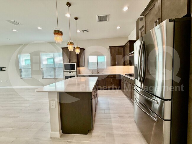 10438 W Salter Dr Peoria, AZ 85382 photo 4