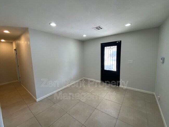 2032 W Medlock Dr photo 3