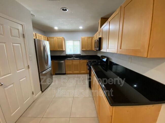 2032 W Medlock Dr photo 5