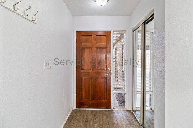 3033 N 37th St Phoenix, AZ 85018 photo 4