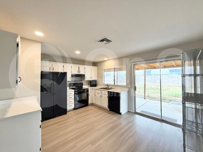 329 N 69th Ave Phoenix, AZ 85043 photo 3