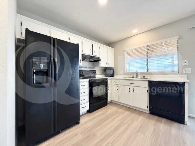329 N 69th Ave Phoenix, AZ 85043 photo 2