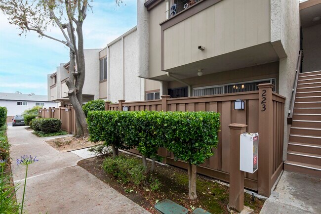 3549 Castle Glen Dr San Diego, CA 92123 photo 2