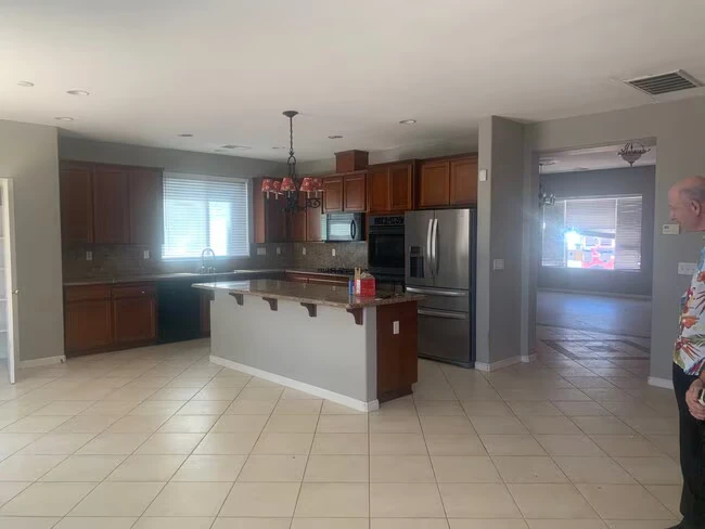 1875 Ventura Dr Pittsburg, CA 94565 photo 2
