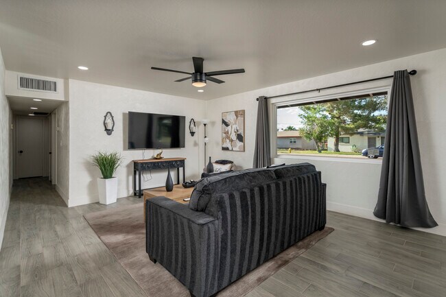 1047 W Elna Rae St Tempe, AZ 85281 photo 2