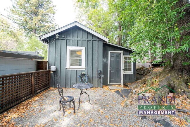 CHARMING STUDIO COTTAGE HOME WITH PRIVATE YARD photo 2