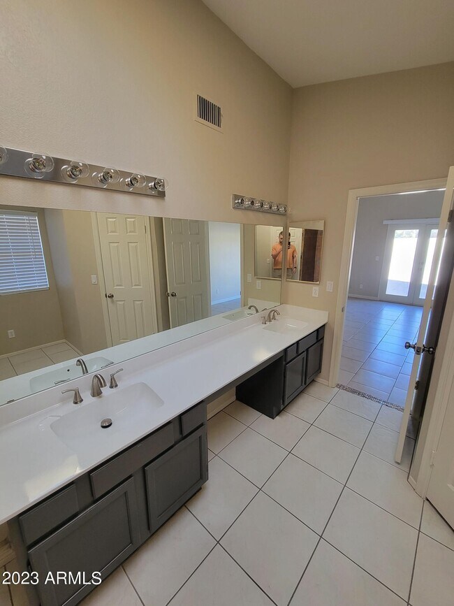 6320 W Shaw Butte Dr Glendale, AZ 85304 photo 4