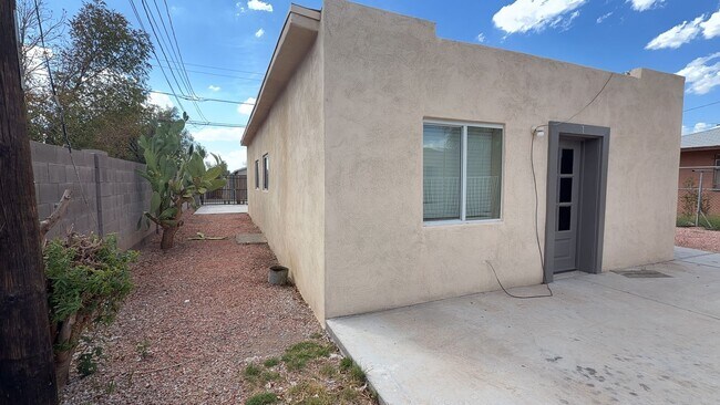 6714 N 54th Ave Glendale, AZ 85301 photo 2