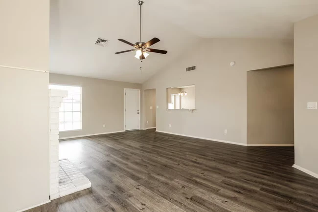 6529 N 74th Dr Glendale, AZ 85303 photo 4
