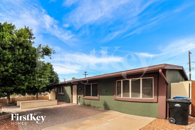 2206 E Arbor Cir photo 2