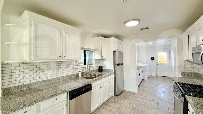 1922 W Jefferson St Phoenix, AZ 85009 photo 2