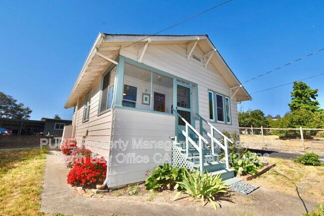 1345 Eastman Ln photo 2