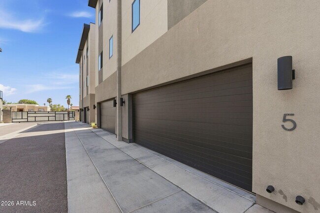 2727 E Thomas Rd Phoenix, AZ 85016 photo 4