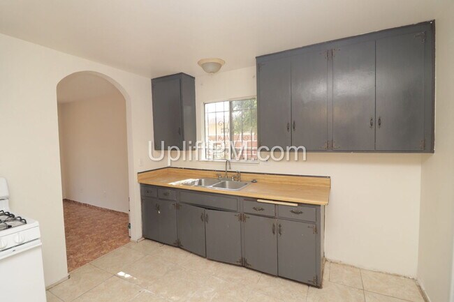 7746 Bloomfield Rd San Diego, CA 92114 photo 4