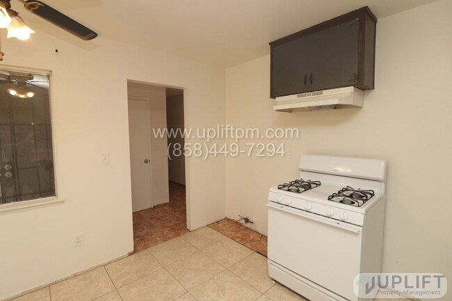 7746 Bloomfield Rd San Diego, CA 92114 photo 5