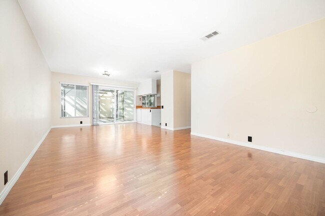 10536 Greenford Dr San Diego, CA 92126 photo 4