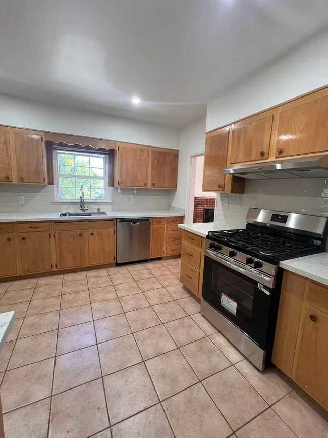 639 E 5th St Benicia, CA 94510 photo 2