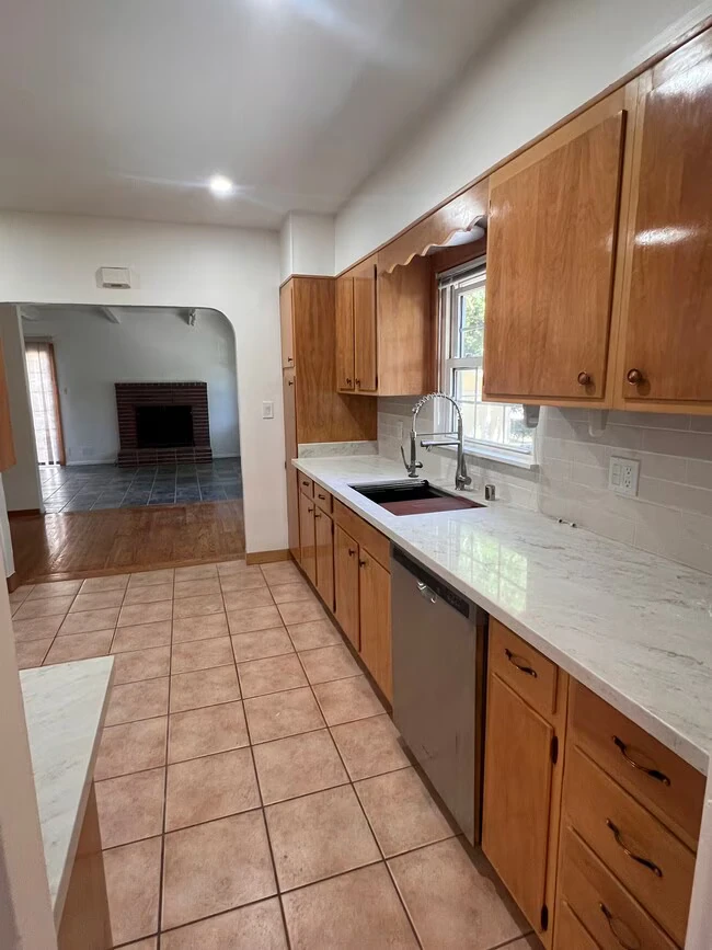 639 E 5th St Benicia, CA 94510 photo 3