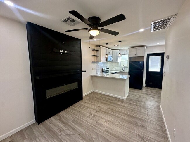 1447 E Mountain View Rd Phoenix, AZ 85020 photo 3