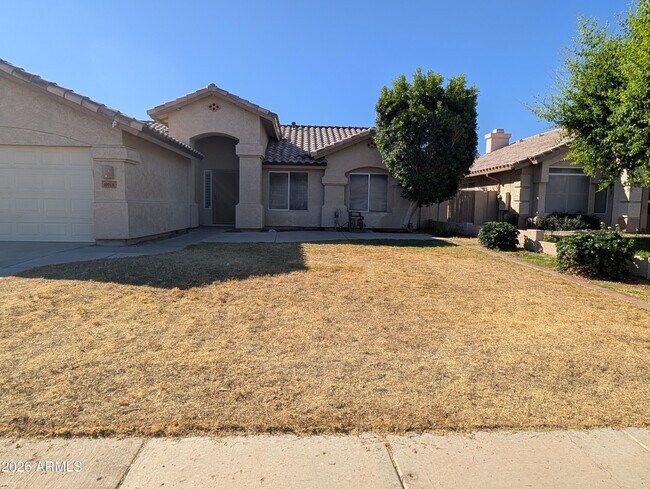 8918 W Paradise Ln Peoria, AZ 85382 photo 2