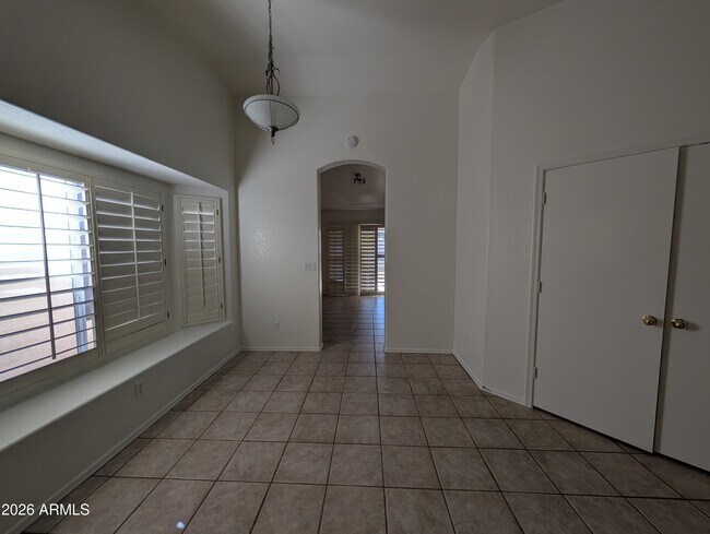 8918 W Paradise Ln Peoria, AZ 85382 photo 3