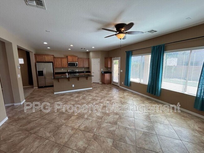 2527 W Lucia Dr Phoenix, AZ 85085 photo 4