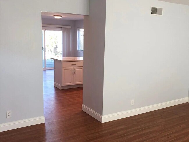 457 Chesapeake Ave Foster City, CA 94404 photo 3