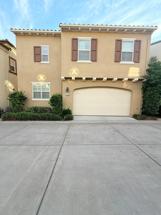 1016 Applewood Dr photo 2