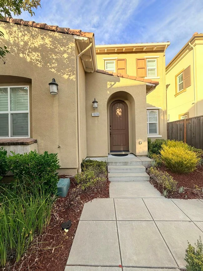 1016 Applewood Dr photo 4
