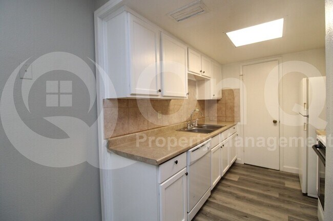 3332 W Las Palmaritas Dr Phoenix, AZ 85051 photo 3