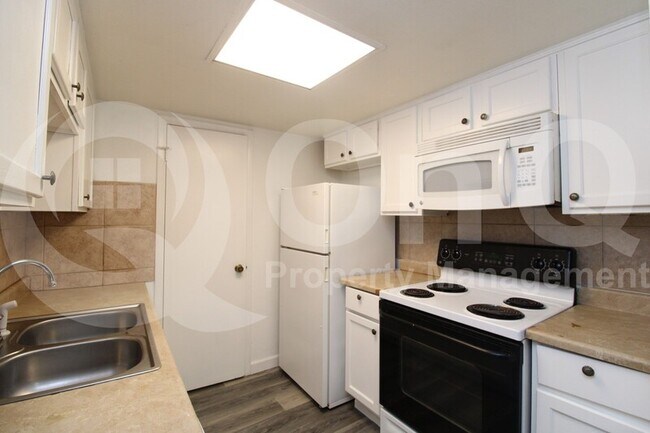 3332 W Las Palmaritas Dr Phoenix, AZ 85051 photo 4