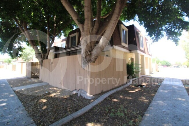 3332 W Las Palmaritas Dr Phoenix, AZ 85051 photo 2