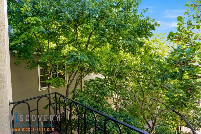216 Lee St Oakland, CA 94610 photo 3