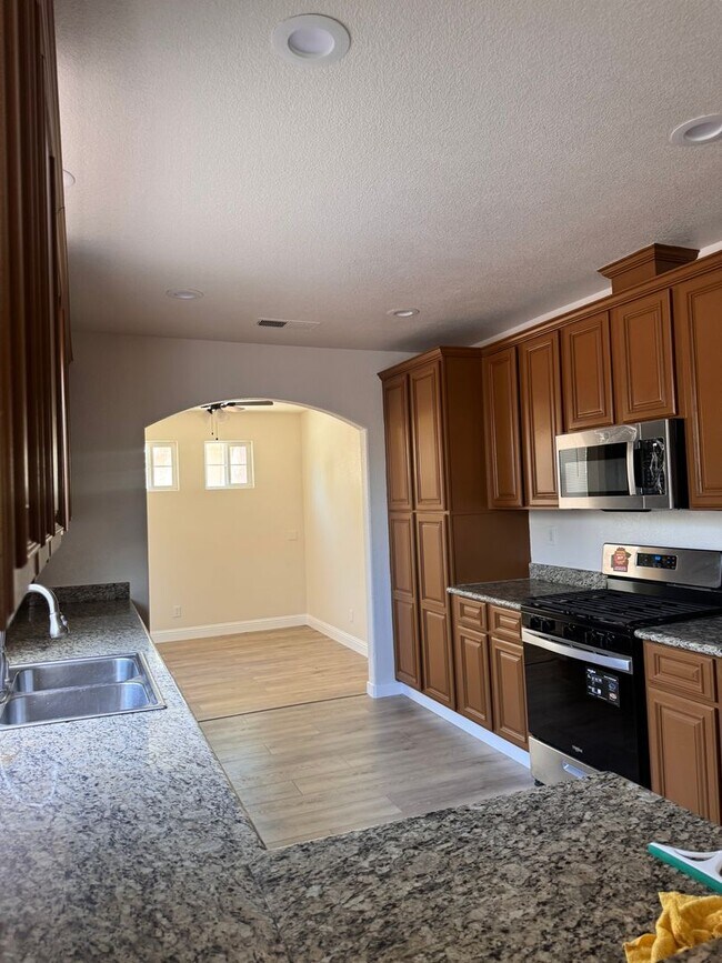 22519 6th St Tracy, CA 95304 photo 2
