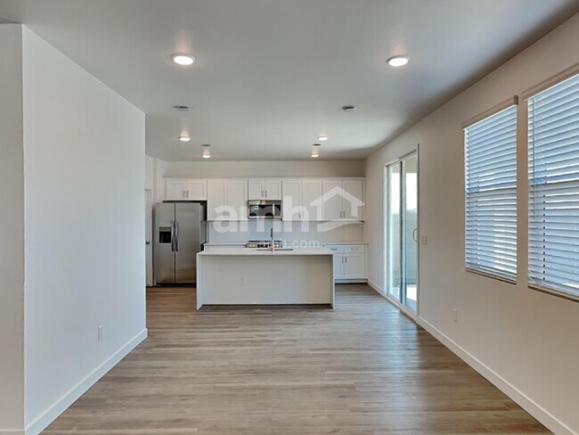 18449 W Honeysuckle Dr Surprise, AZ 85387 photo 5