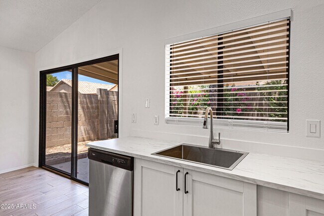 85 S Cypress Ct Chandler, AZ 85226 photo 4