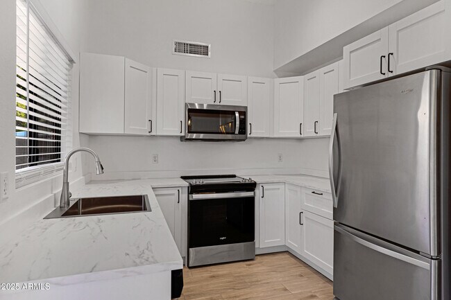 85 S Cypress Ct Chandler, AZ 85226 photo 2