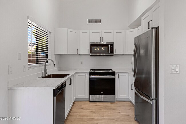 85 S Cypress Ct Chandler, AZ 85226 photo 3