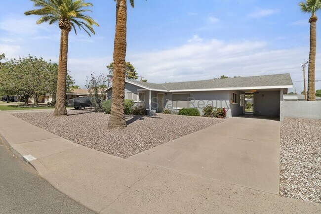 2405 N 39th St Phoenix, AZ 85008 photo 2