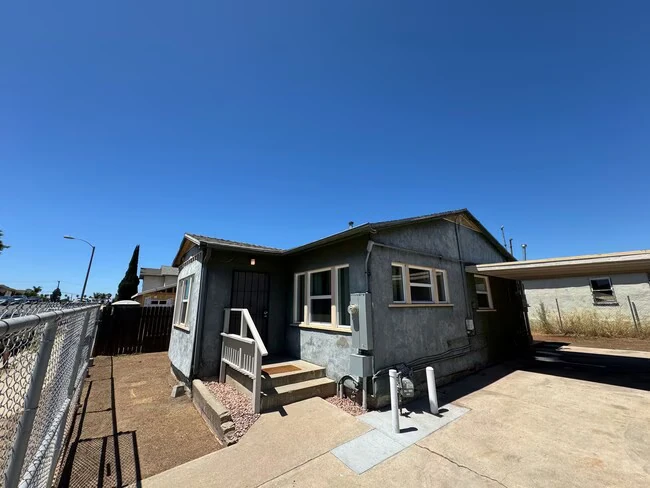 3766 Teak St San Diego, CA 92113 photo 3