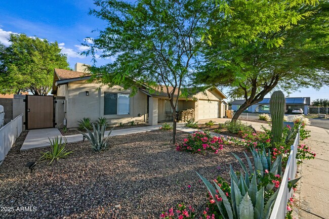 5833 W John Cabot Rd photo 5