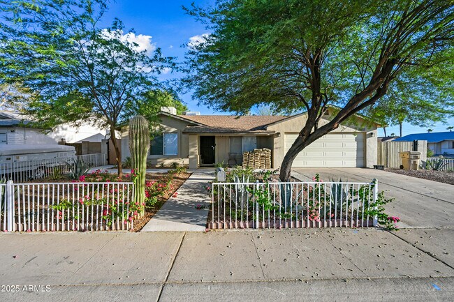 5833 W John Cabot Rd photo 2