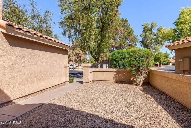 8890 S Grandview Dr Tempe, AZ 85284 photo 2