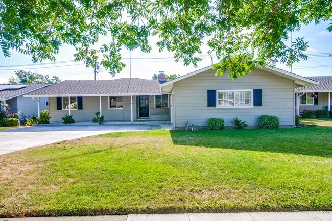 1534 Crespi Dr photo 4