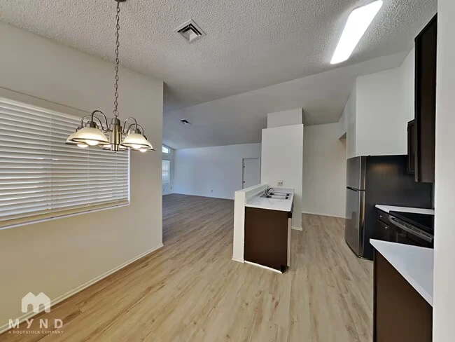 10049 W Mariposa St Phoenix, AZ 85037 photo 3