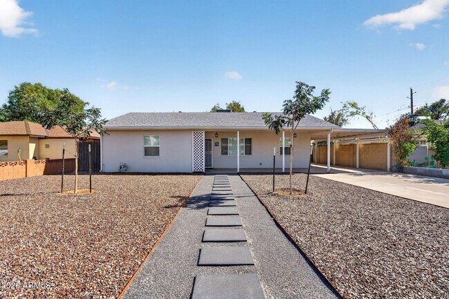 1007 E Citrus Way photo 2